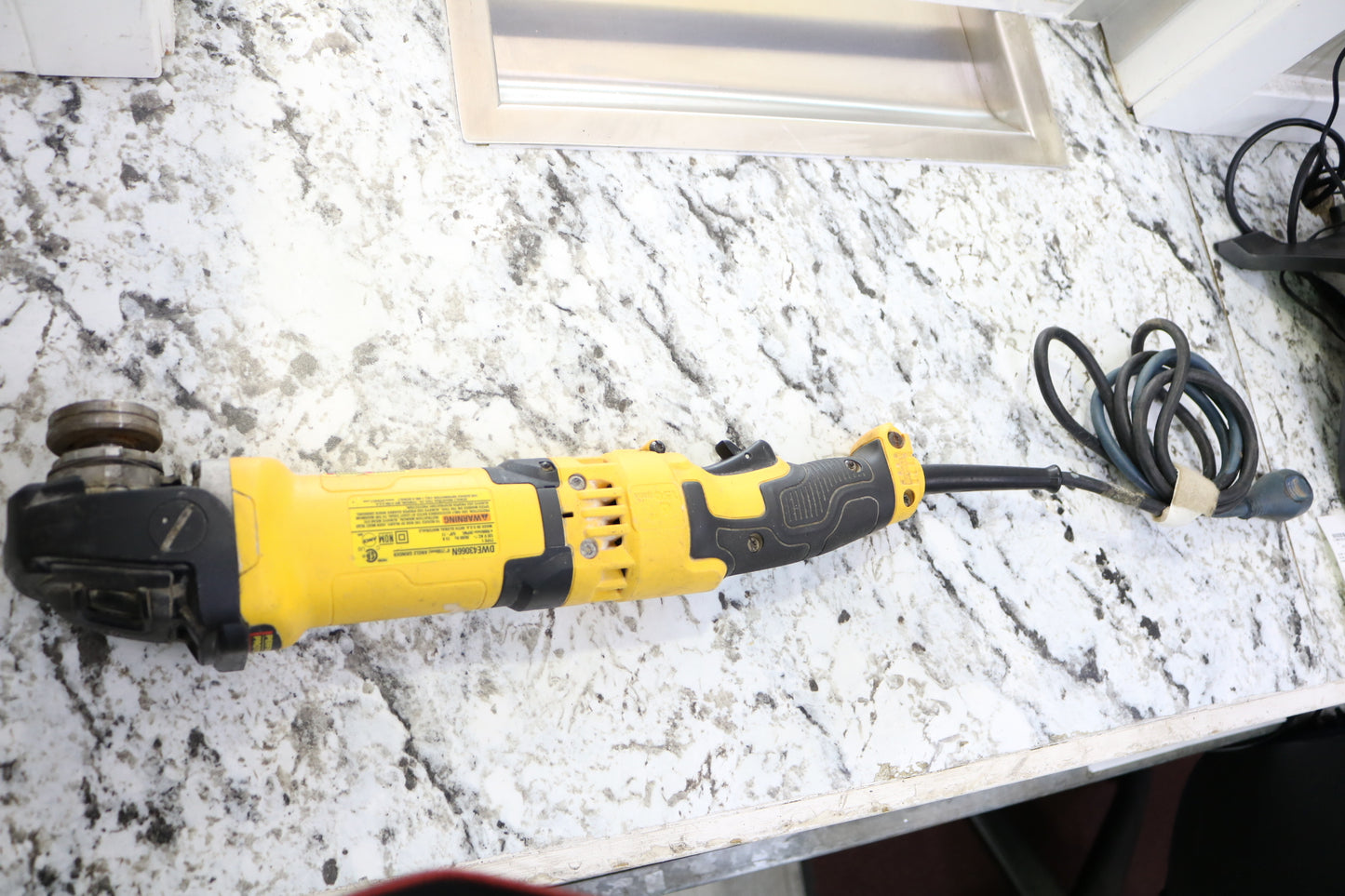 DEWALT GRINDER DWE43066N (NO SHIPPING)