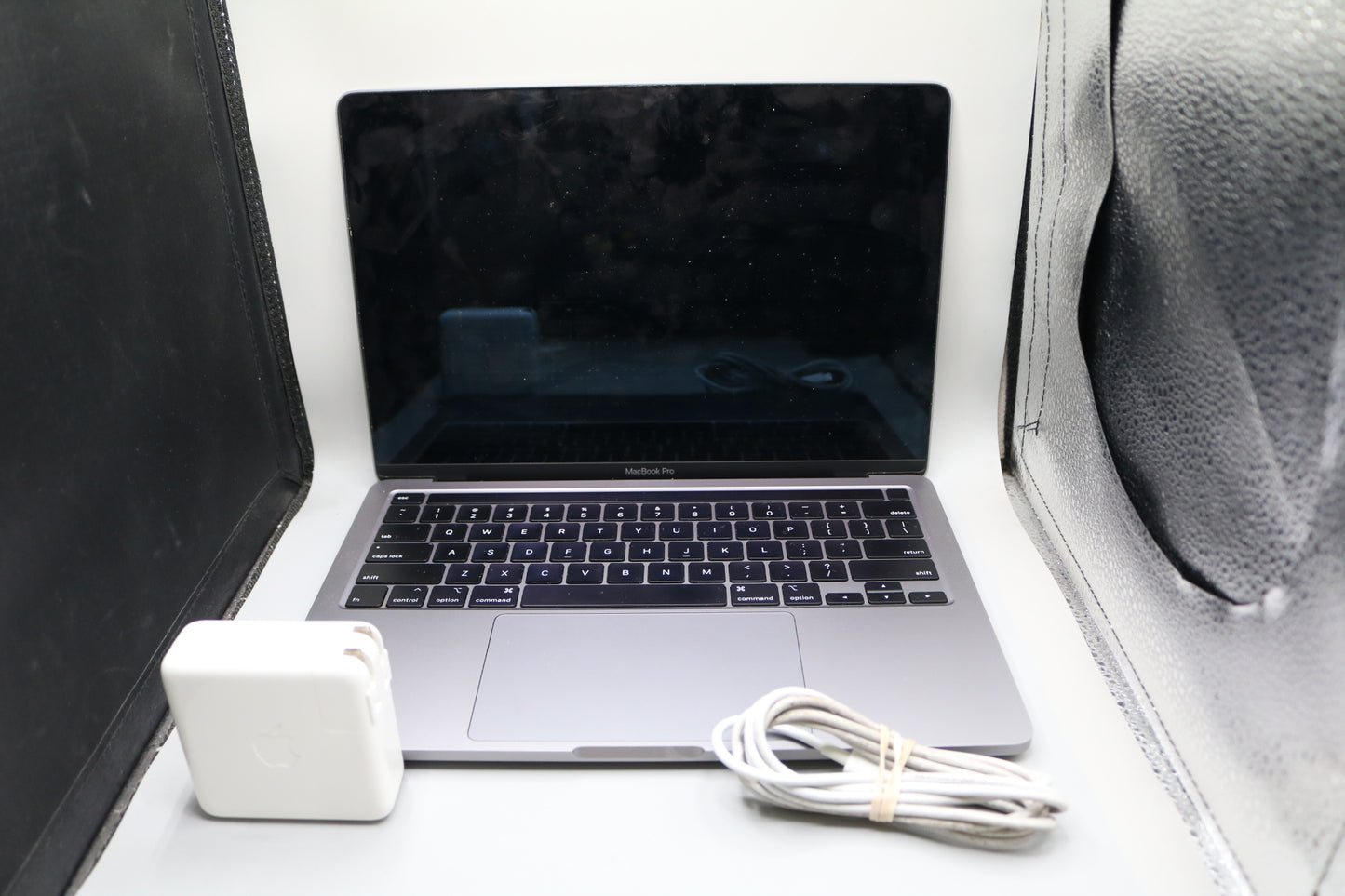 2020 Apple A2889 MacBook Pro (256GB, 8 GB RAM, Intel Core i5, Mac OS 15.7.3) (Please Read)