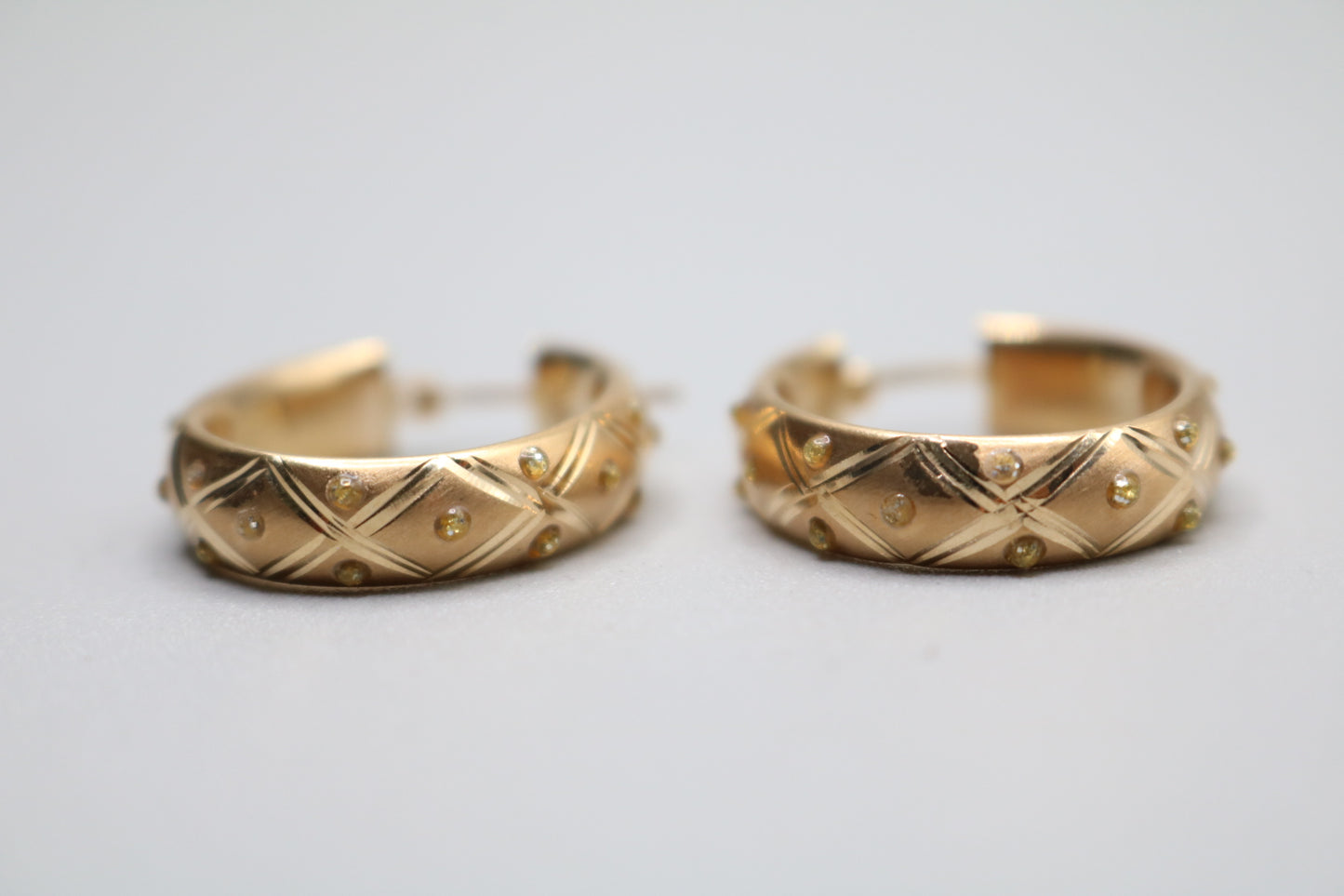 14k Yellow Gold Crisscross Style Hoop Earring