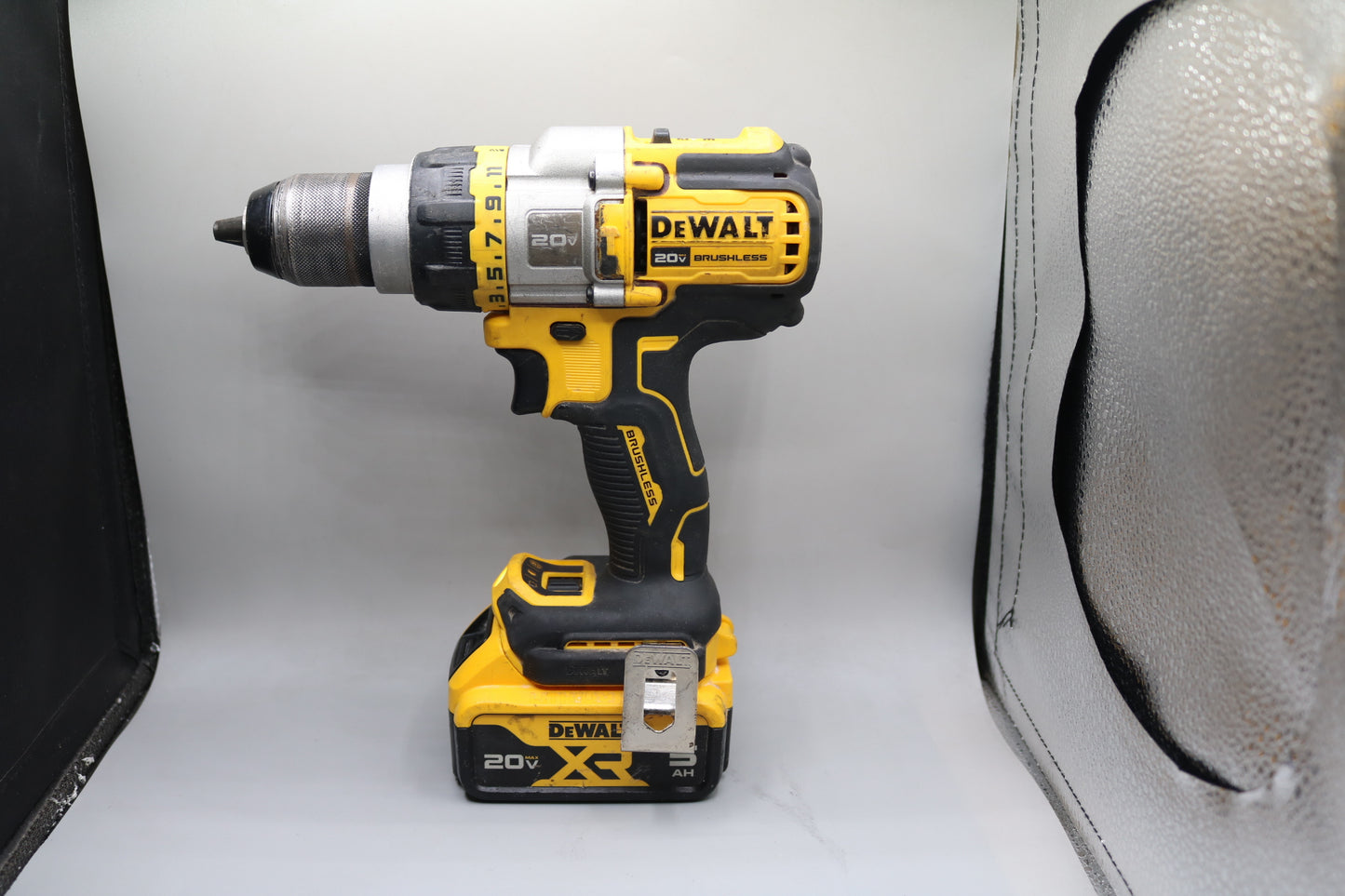 DeWalt DCD999 Hammer Drill with 20V 5 AH Battery