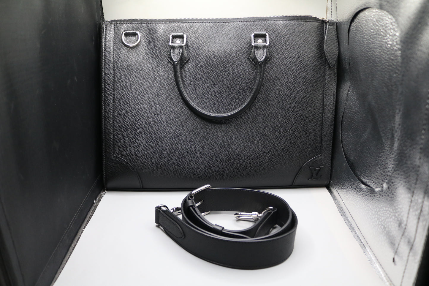 Louis Vuitton M30810 Taiga Slim Briefcase Black (15"W x 11.5"H x 1.5"D) (No Shipping)