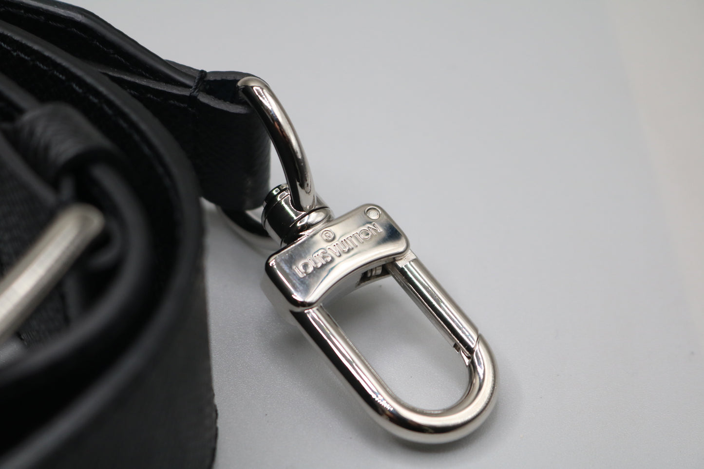Louis Vuitton M30810 Taiga Slim Briefcase Black (15"W x 11.5"H x 1.5"D) (No Shipping)