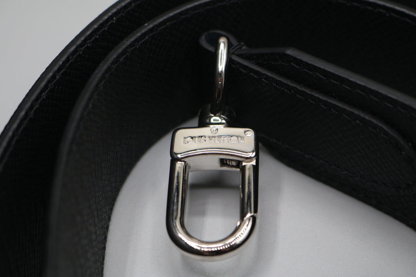 Louis Vuitton M30810 Taiga Slim Briefcase Black (15"W x 11.5"H x 1.5"D) (No Shipping)