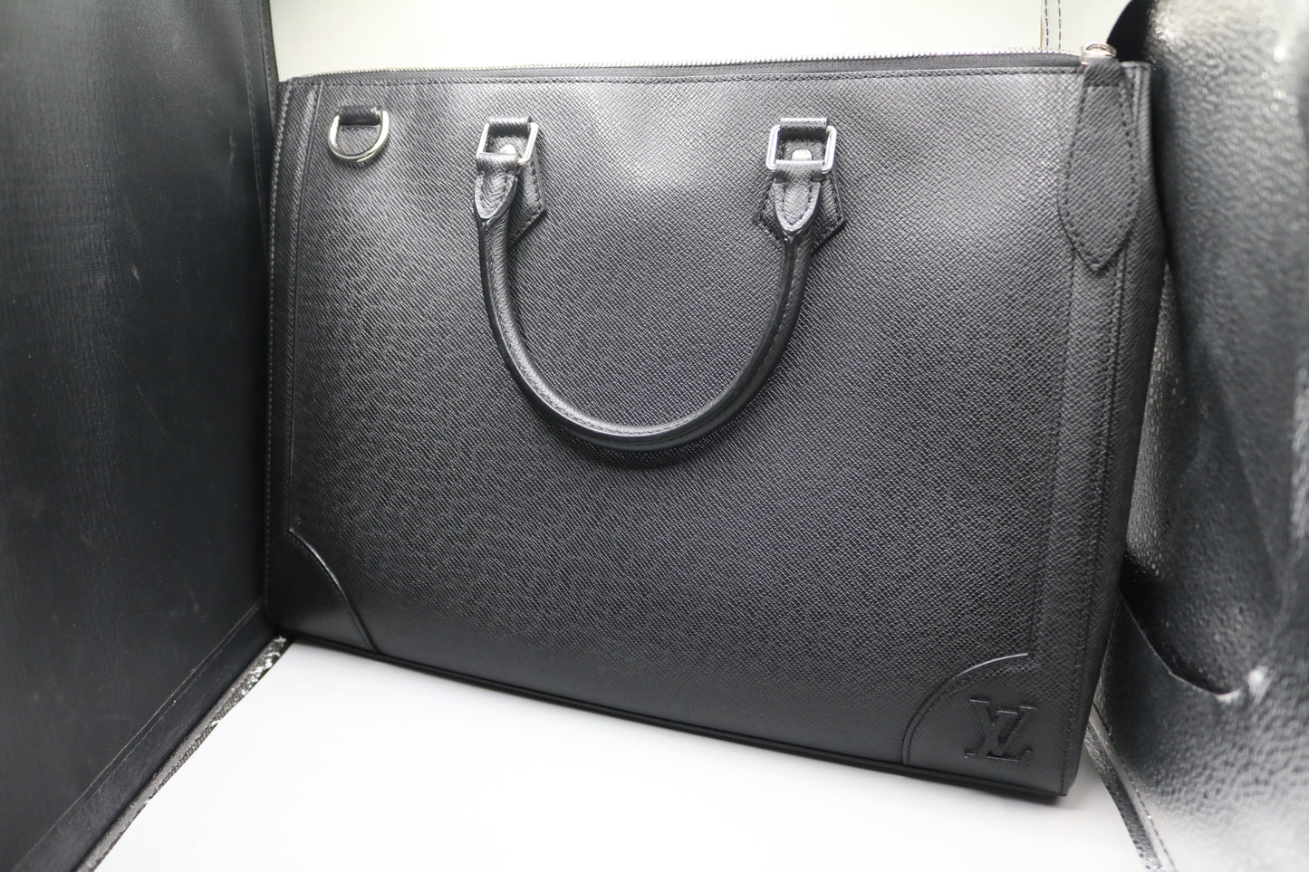 Louis Vuitton M30810 Taiga Slim Briefcase Black (15"W x 11.5"H x 1.5"D) (No Shipping)