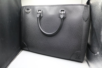 Louis Vuitton M30810 Taiga Slim Briefcase Black (15"W x 11.5"H x 1.5"D) (No Shipping)