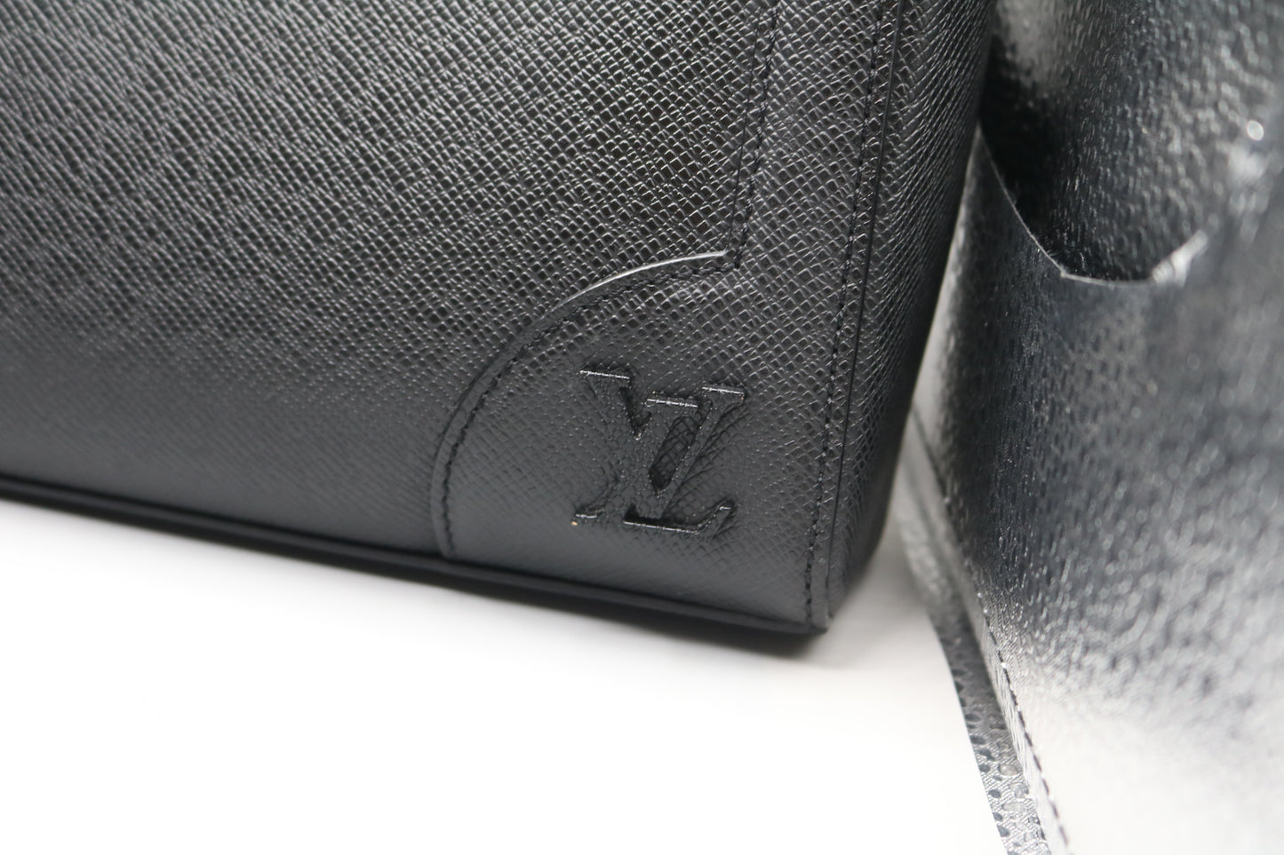 Louis Vuitton M30810 Taiga Slim Briefcase Black (15"W x 11.5"H x 1.5"D) (No Shipping)