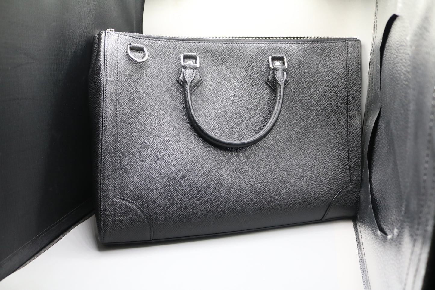Louis Vuitton M30810 Taiga Slim Briefcase Black (15"W x 11.5"H x 1.5"D) (No Shipping)