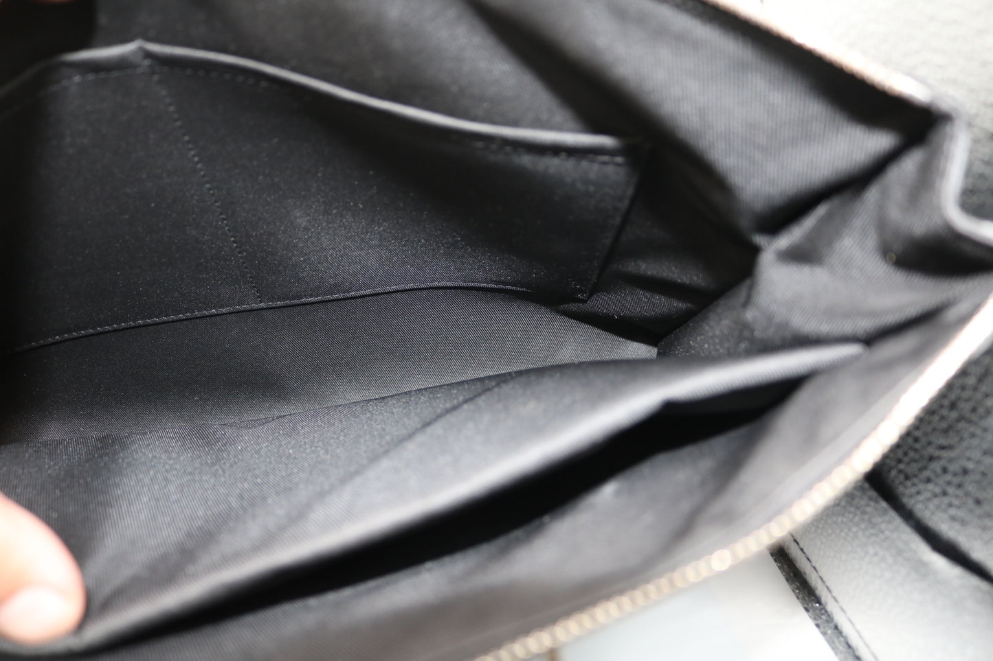 Louis Vuitton M30810 Taiga Slim Briefcase Black (15"W x 11.5"H x 1.5"D) (No Shipping)