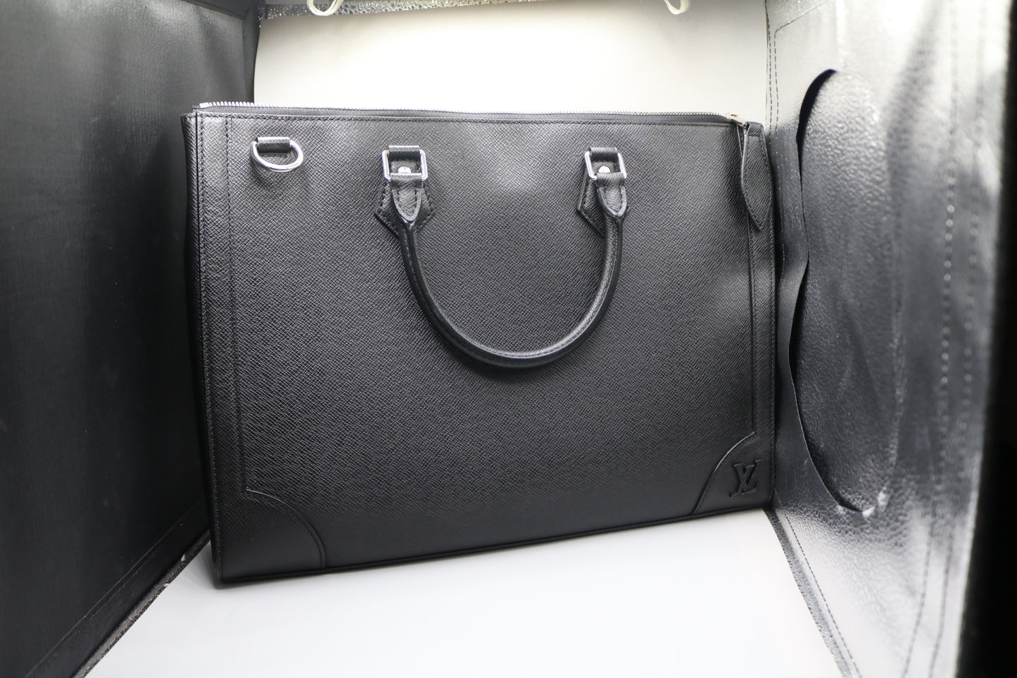 Louis Vuitton M30810 Taiga Slim Briefcase Black (15"W x 11.5"H x 1.5"D) (No Shipping)