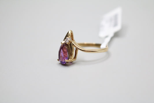 14K Yellow Gold Fancy Solitare Amethyst Ring (Size 7 1/4)