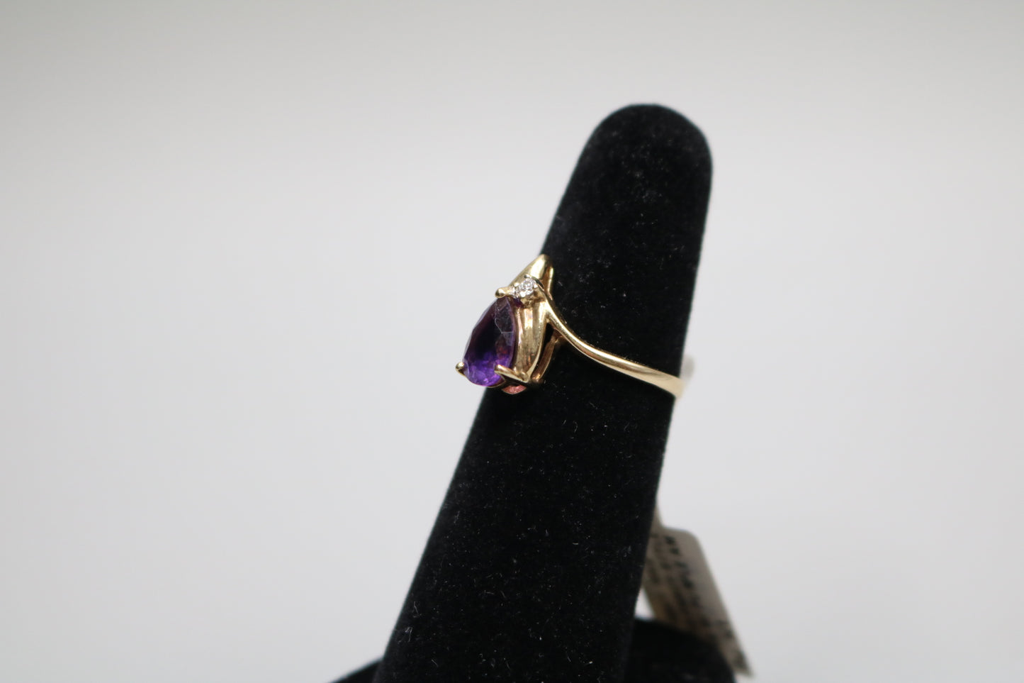 14K Yellow Gold Fancy Solitare Amethyst Ring (Size 7 1/4)