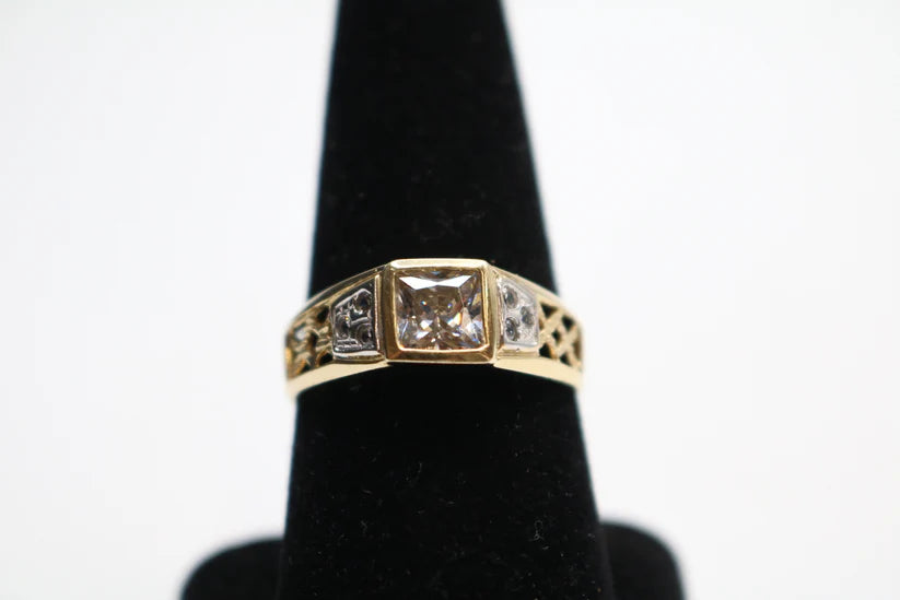 14k Yellow Gold Fancy Ring w/Clear Stones (Size 10 1/2)