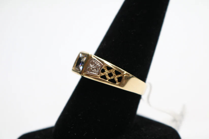 14k Yellow Gold Fancy Ring w/Clear Stones (Size 10 1/2)
