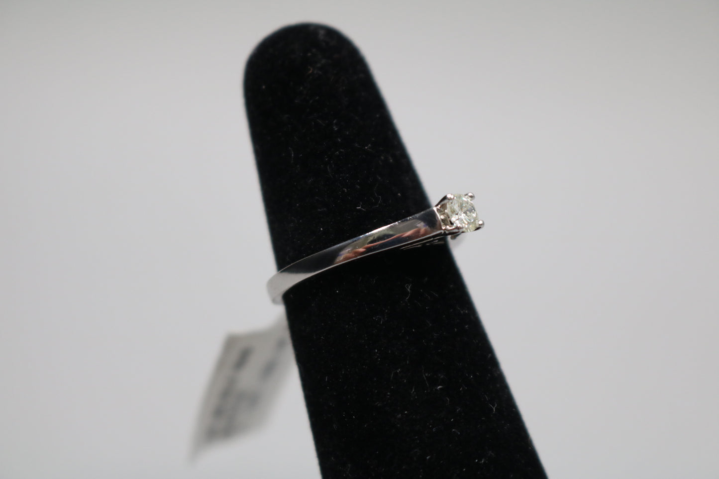 14K White Gold Solitaire Ring 0.21CTW (Size 7)