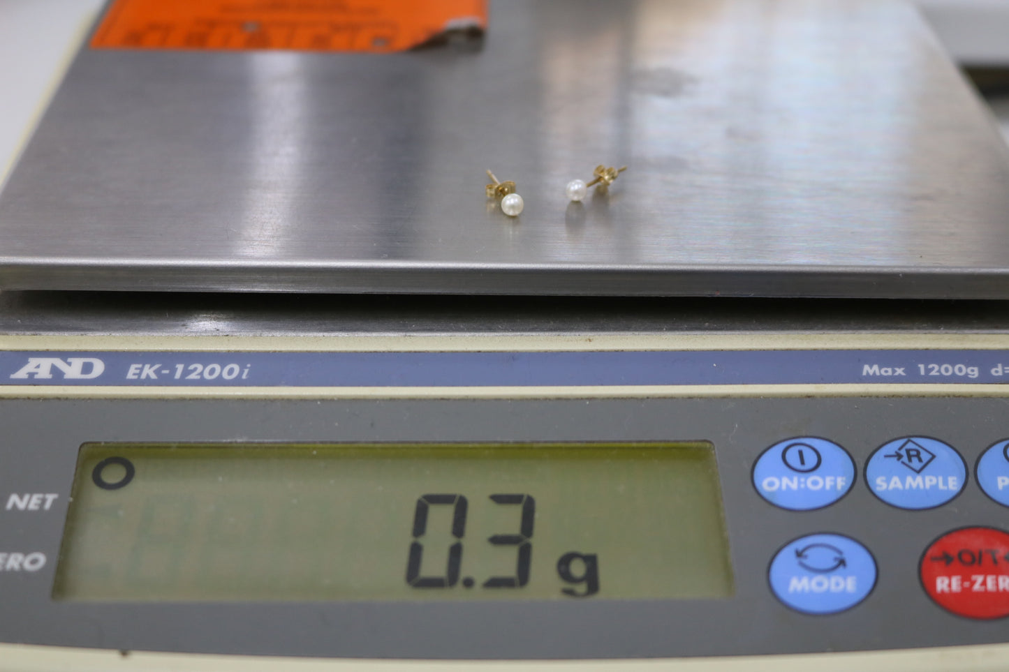 14K Yellow Gold Pearl Earrings (0.3 Grams)