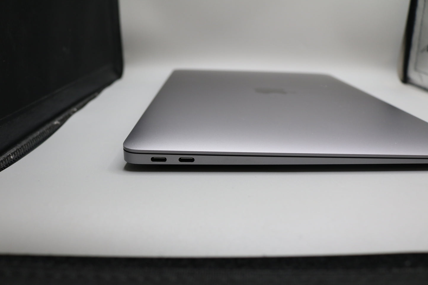2020 Apple MacBook Air A2179 13-Inch (8GB, 256 GB SSD)