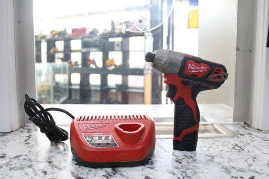 Milwaukee 2462-20 1/4" hex Impact Driver with Charger