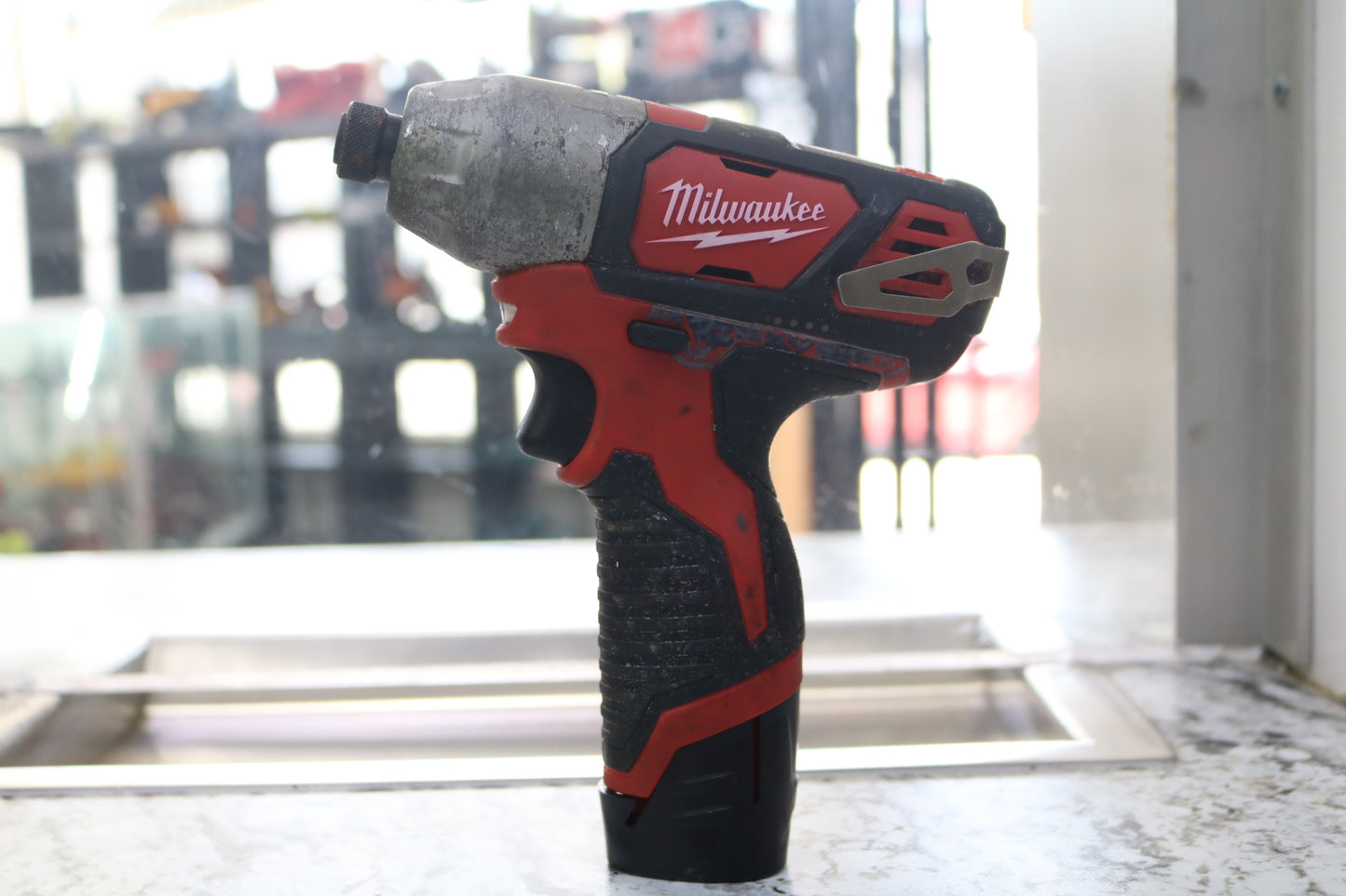 Milwaukee 2462-20 1/4" hex Impact Driver with Charger