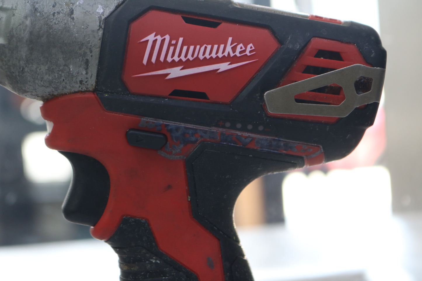 Milwaukee 2462-20 1/4" hex Impact Driver with Charger