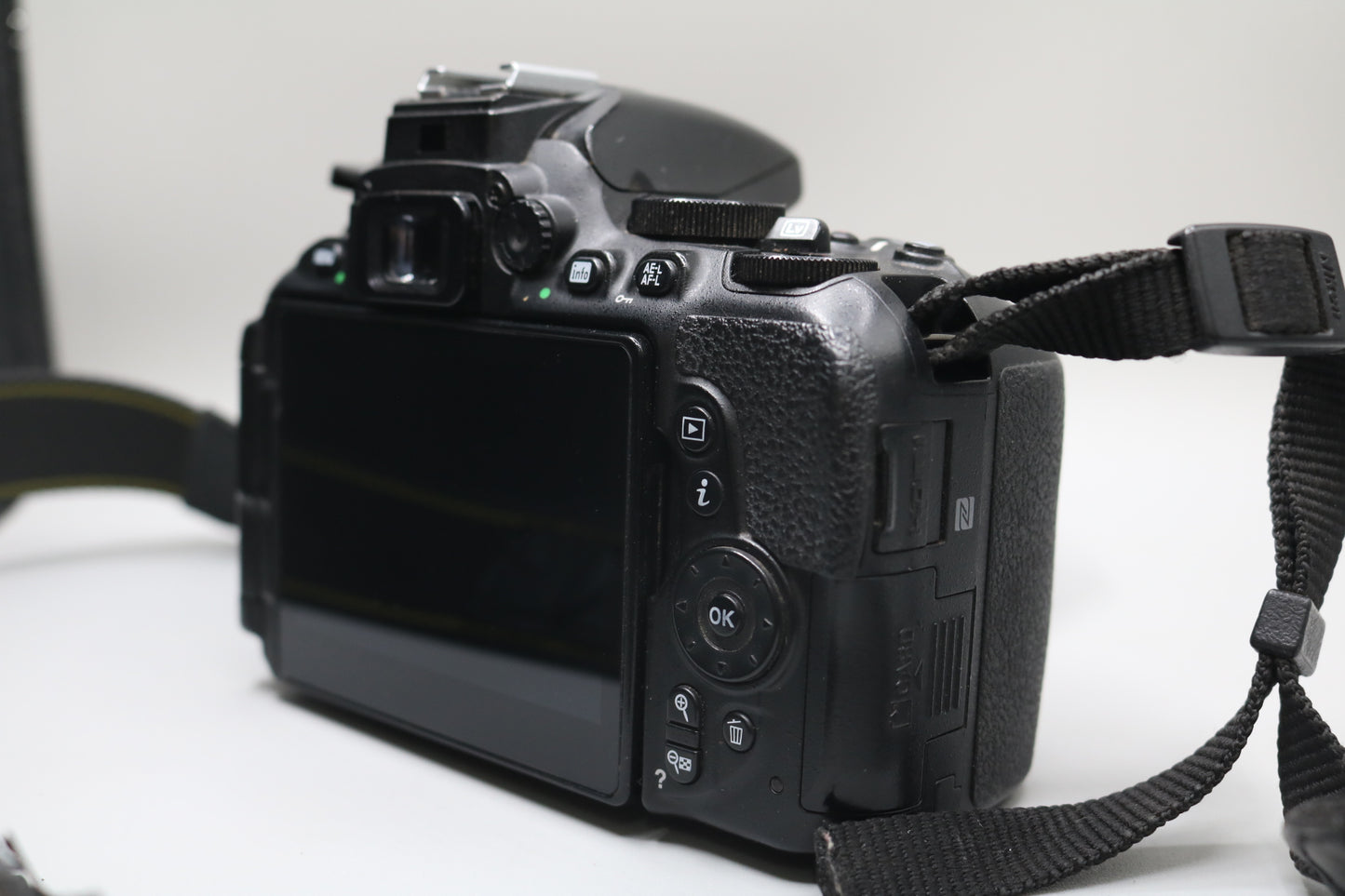 Nikon D5600 N1538 Digital Camera with Nikon 18-55mm Lens and SB-500 Flash