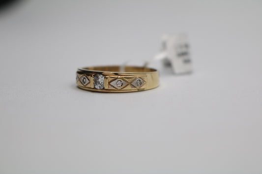 14k Yellow Gold Fancy Band Ring w/Clear Stones (Size 12 1/4)