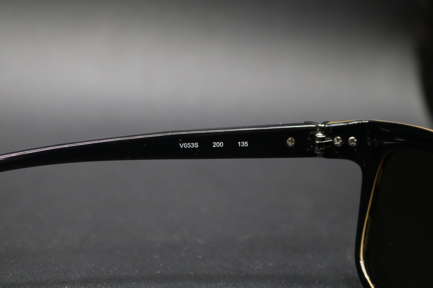 Pre-Owned Valentino V653S Sunglasses
